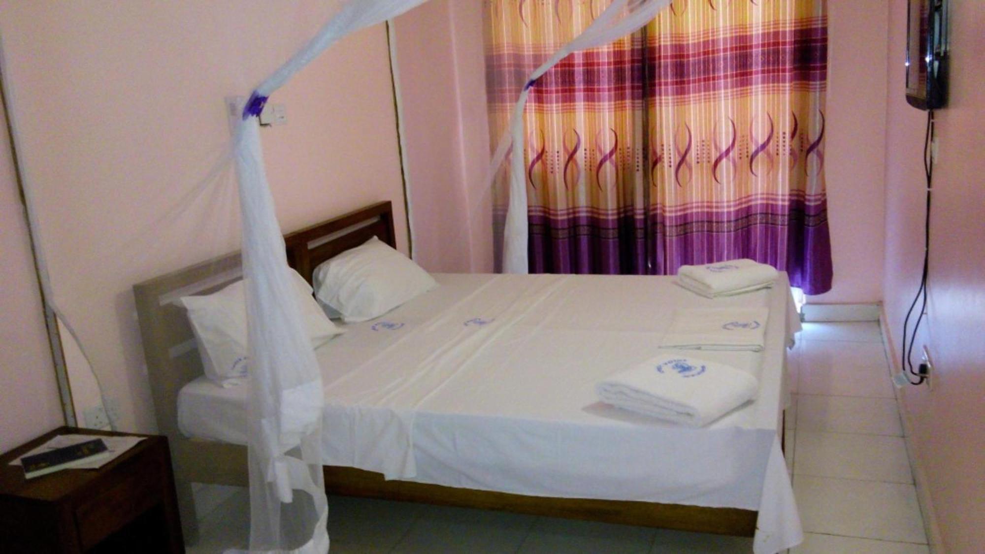 Checkpoint Inn Hotel, Момбаса Екстериор снимка