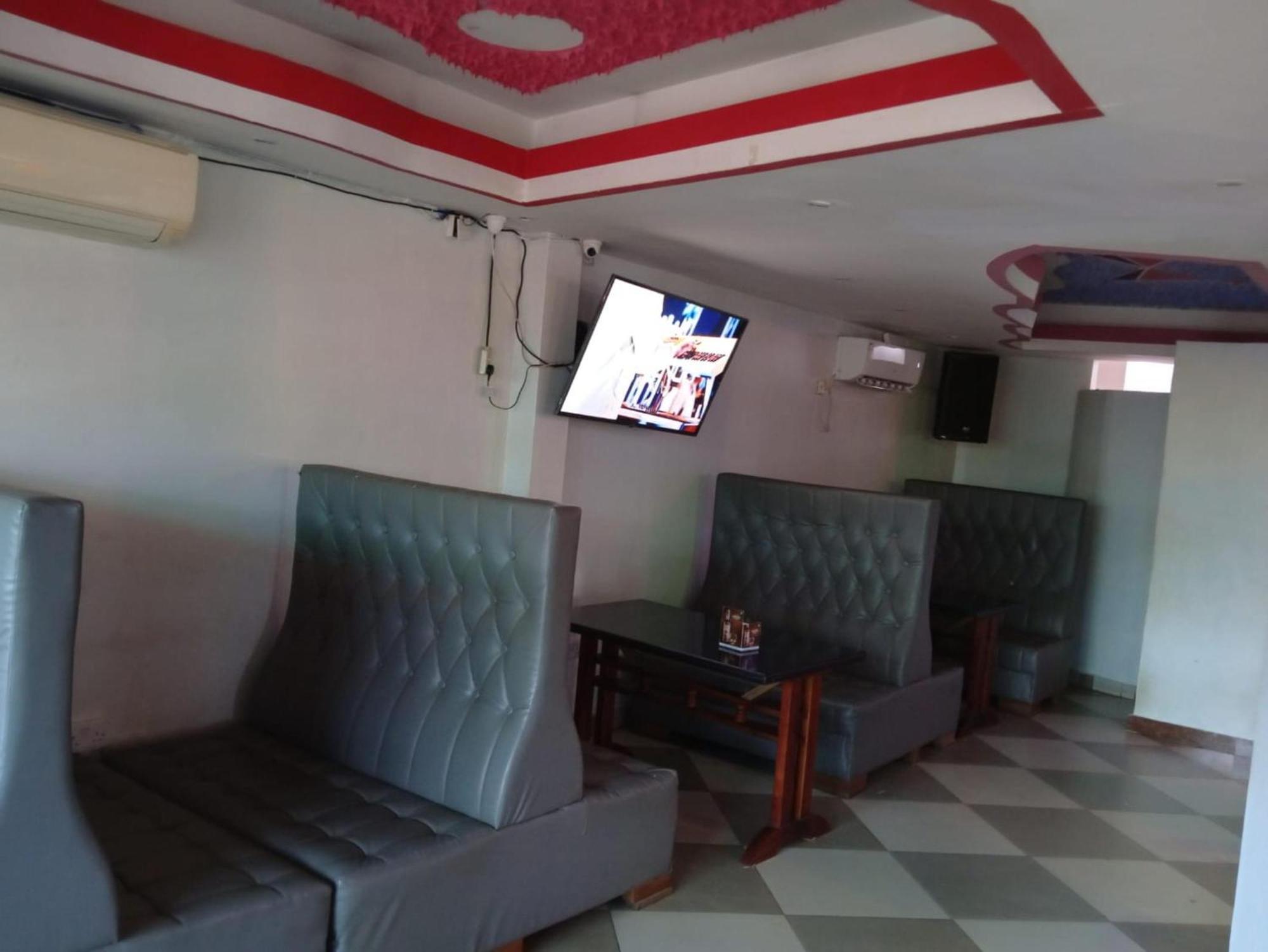 Checkpoint Inn Hotel, Момбаса Екстериор снимка