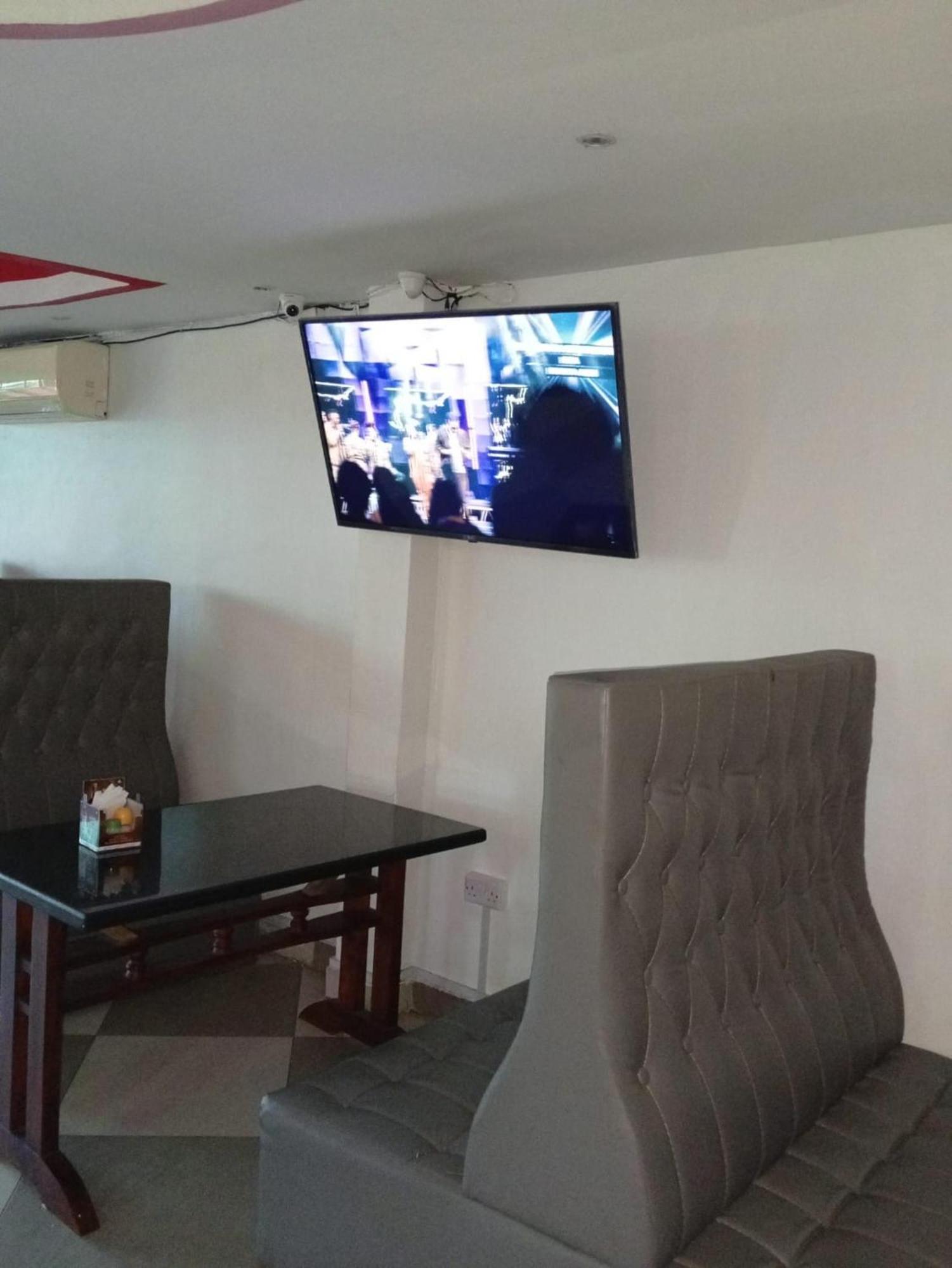 Checkpoint Inn Hotel, Момбаса Екстериор снимка
