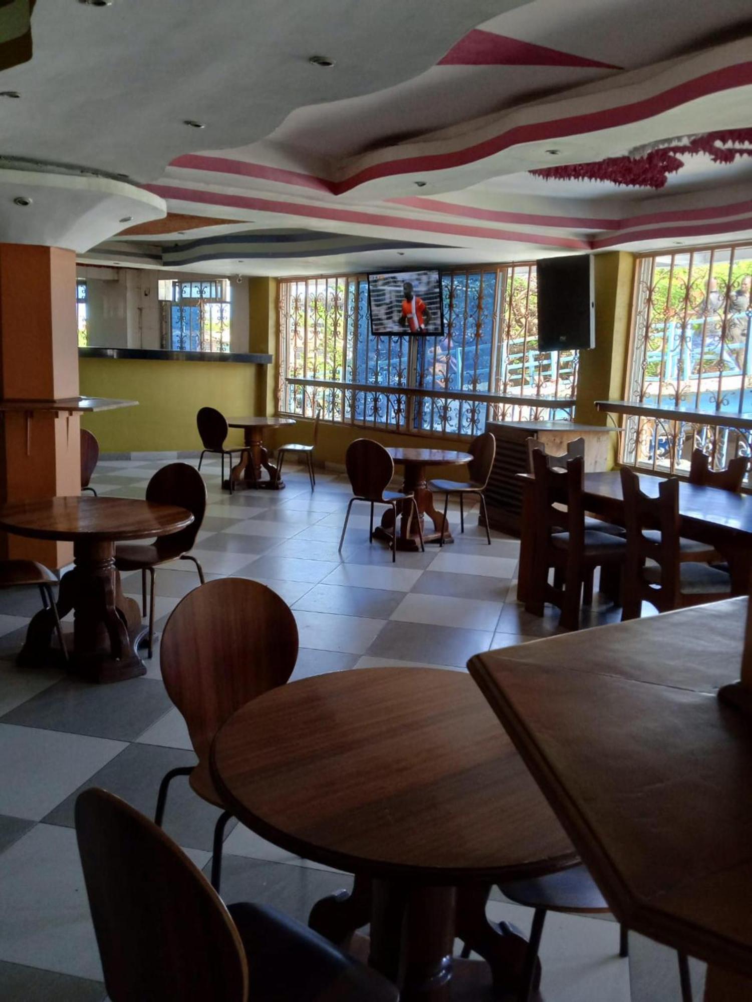Checkpoint Inn Hotel, Момбаса Екстериор снимка